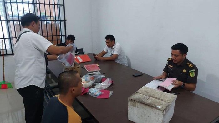 Polisi menyerahkan Wahyu Ade Saputra, pembunuh ibu pemilik warung di Dumai, Riau ke Kejari Dumai.