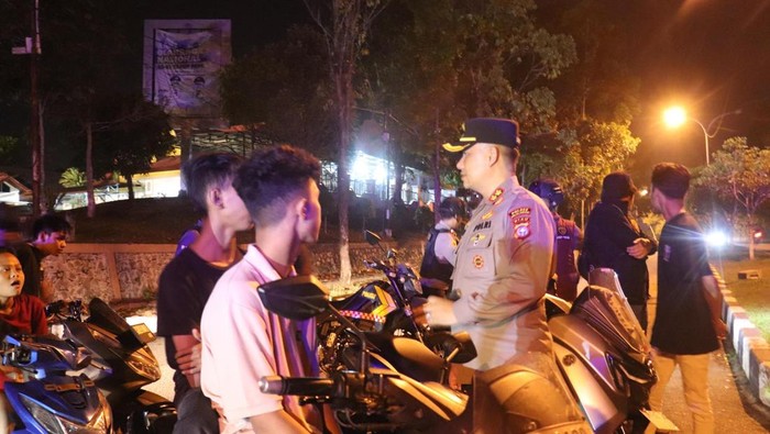 Polres Pelalawan melakukan patroli Blue Light untuk mengantisipasi aksi premanisme hingga kejahatan jalanan lainnya, pada Sabtu (31/5/2025) malam.