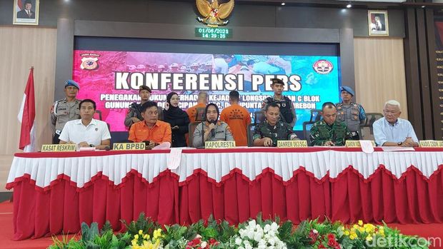 Polresta Cirebon saat menggelar konferensi pers penetapan tersangka insiden longsor dilokasi tambang Gunung Kuda
