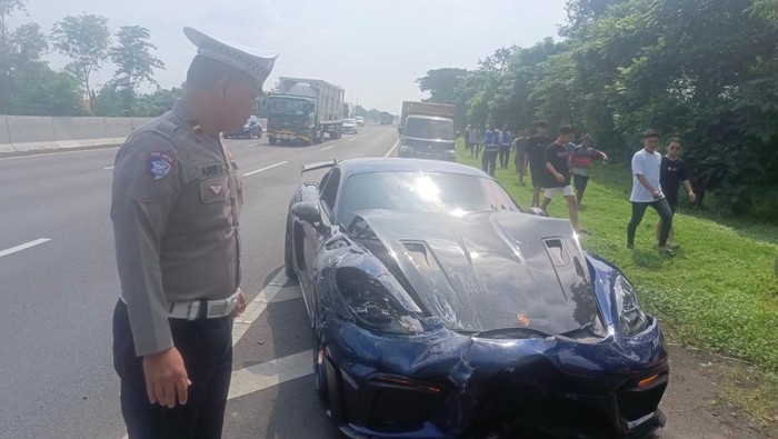 Porsche tabrak Toyota Rush di Tol Sidoarjo