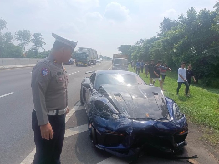 Porsche tabrak Toyota Rush di Tol Sidoarjo