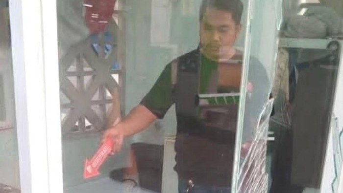 Pos keamanan Masjid Agung Kota Bogor di Jalan Dewi Sartika, Bogor Tengah, Kota Bogor, Jawa Barat, dirusak orang tidak dikenal (OTK). Polisi kini menyelidiki perusakan pos keamanan itu yang sampai viral di media sosial (medsos).