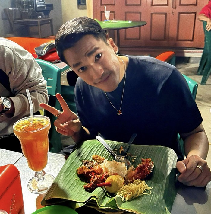 Potret Afgan Kulineran di Bangkok hingga Makan-makan Bareng Jackson Wang Potret Afgan Kulineran di Bangkok hingga Makan-makan Bareng Jackson Wang