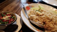 Sesekali pria berkaca mata ini memamerkan foto makanan. Kali ini ada nasi goreng dan telur dadar crispy yang jadi santapannya saat di Bangkok. Foto: Instagram afgan__