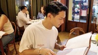 Belum lama ini Afgan liburan ke Bangkok, Thailand. Ia mampir ke sebuah restoran dan memesan menu keju burrata yang disajikan bersama irisan tomat segar. Foto: Instagram afgan__