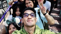 Pria kelahiran 27 Mei 1989 ini sempat berlibur ke Jepang bersama keluarga besarnya. Begini potret keseruan mereka disandingkan dengan foto pancake cokelat dan stroberi yang nikmat. Foto: Instagram afgan__