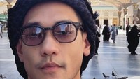 Melalui Instagram Story, pelantun Bukan Cinta Biasa ini mengabarkan perjalanan hajinya. Till we meet again, Madinah. It was Wholesome! tulisnya. Foto: Instagram afgan__