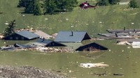 Dilansir BBC, sebanyak 300 warga Desa Blatten harus meninggalkan rumah mereka pada 19 Mei setelah para ahli geologi yang memantau daerah tersebut memperingatkan bahwa Gletser Birch tampak tidak stabil. (Foto: AFP/FABRICE COFFRINI)