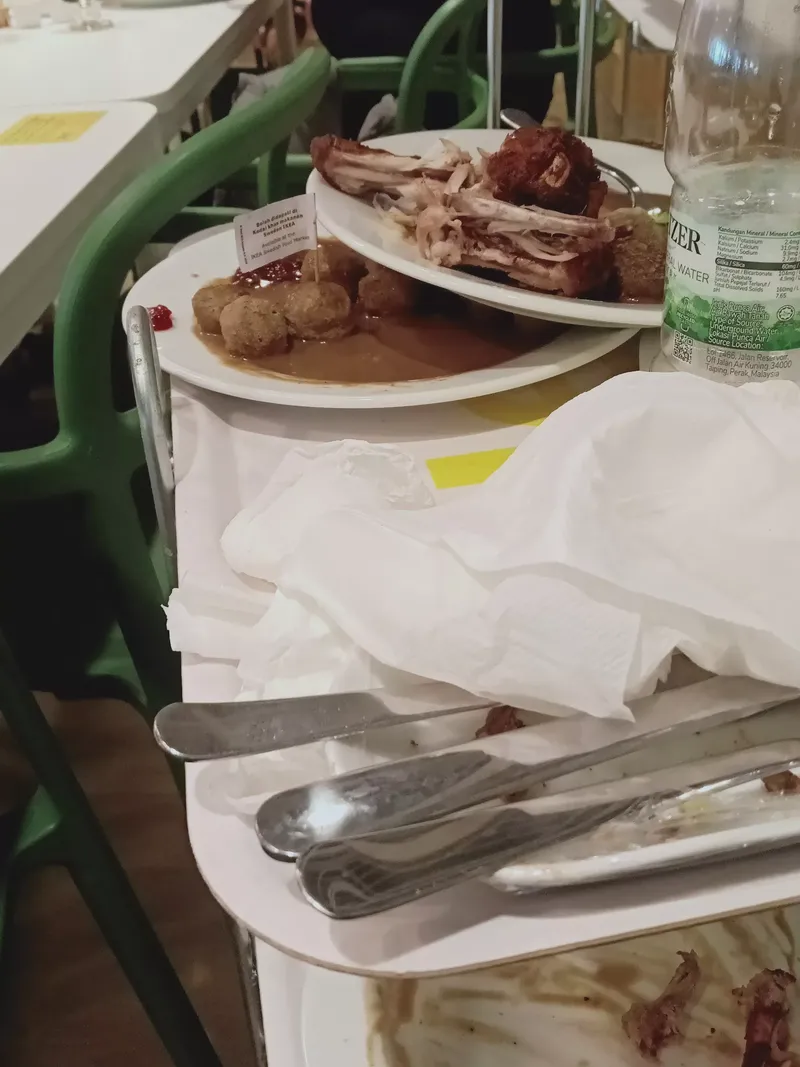 Pria Ini Bertahan Hidup 9 Tahun dengan Santap Makanan Sisa Restoran