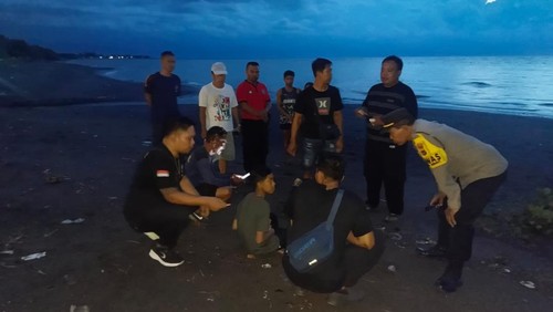 Proses evakuasi korban tewas terseret ombak saat mandi di Pantai Tangguwisia, Desa Tangguwisia, Kecamatan Seririt, Buleleng, Bali, Sabtu (31/5/2025). (Foto: Dok. Istimewa)