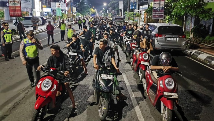 Ratusan motor dan remaja diamankan polisi saat razia balap liar di Kudus, Minggu (1/6/2025).