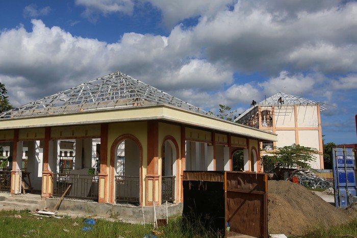 Renovasi gedung bertingkat untuk sekolah rakyat di Aceh Pekerja menyelesaikan pemasangan atap bangunan saat renovasi gedung bertingkat untuk sekolah rakyat di kompleks Sekolah Unggul Ali Hasjmy, Kabupaten Aceh Besar, Aceh, Minggu (1/6/2025). Kementerian Sosial (Kemensos) memproyeksikan sebanyak 100.000 anak dari keluarga miskin dan miskin ekstrem akan menjalani kegiatan belajar menyusul dibukanya sebanyak 100 sekolah rakyat pada tahun ajaran baru mulai Juli 2025 dengan kuota 1.000 siswa per sekolah. ANTARA FOTO/Ampelsa/nym.