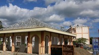 Pekerja menyelesaikan pemasangan atap bangunan saat renovasi gedung bertingkat untuk sekolah rakyat di kompleks Sekolah Unggul Ali Hasjmy, Kabupaten Aceh Besar, Aceh, Minggu (1/6/2025). Foto: ANTARA FOTO/AMPELSA