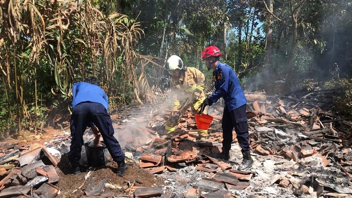 Rumah semi permanen milik Nenek Damin di Trenggalek ludes terbakar rata dengan tanah.