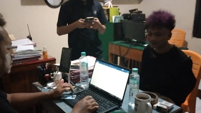 Salah satu pelaku pencurian kambing saat dimintai keterangan di Mapolsek Baturraden, Sabtu (31/5/2025) malam.