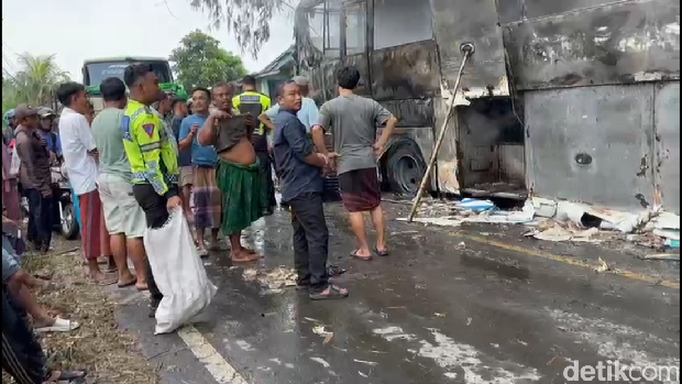 Sejumlah rokok yang diduga tanpa cukai alias ilegal ditemukan di bagasi Bus Pahala Kencana yang ludes terbakar di Bangkalan.