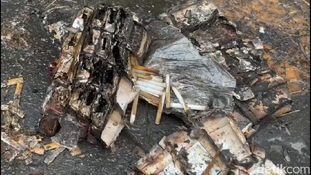 Sejumlah rokok yang diduga tanpa cukai alias ilegal ditemukan di bagasi Bus Pahala Kencana yang ludes terbakar di Bangkalan.