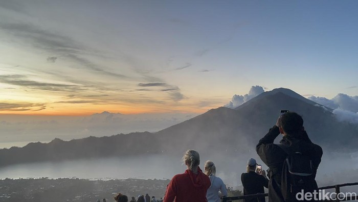 Sejumlah wisatawan mengabadikan momen matahari terbit di puncak Gunung Batur, Kintamani, Bangli, Bali, Minggu (1/6/2025). (Foto: Rizki Setyo/detikBali)
