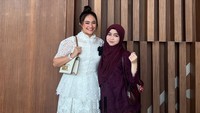 Marshanda tampil dengan busana putih di hari wisuda Sienna. (Foto: dok Instagram)