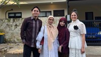 Potret kebersamaan Marshanda dengan Ben Kasyafani, Nesya Ayu, dan Sienna. Di momen wisuda, Sienna menuliskan surat spesial untuk ibu kandung dan sambungnya. Terima kasih atas setiap senyum yang kamu gambarkan di hatiku dan kejutan manis berupa surat untuk orang tuamu, tulis Marshanda. (Foto: dok Instagram)