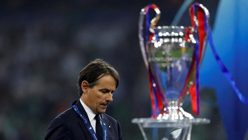 Soccer Football - Champions League - Final - Paris St Germain v Inter Milan - Allianz Arena, Munich, Germany - May 31, 2025 Inter Milan coach Simone Inzaghi looks dejected as he walks past the Champions League trophy after collecting his runners up medal REUTERS/Peter Cziborra     TPX IMAGES OF THE DAY