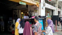 Tak jarang pengunjung juga berburu kuliner di Gang Apandi Braga. Ada bubur, serabi, cimol dan lainnya.