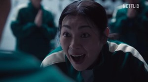 Si dukun Seon Nyeo (Chae Gook Hee) kayaknya makin menggila dengan ramalan-ramalannya soal Gi Hun. Dia juga punya banyak momen dalam trailer, mengisyaratkan peran besarnya di Squid Game 3 nanti. Seon Nyeo bisa jadi sosok yang menyelamatkan Gi Hun lewat penerawangannya, meski di awal mungkin ada ketegangan.
