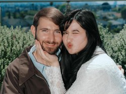 Gaya Santai Stephanie Poetri Menikah di Amerika, Tanpa Cincin Kawin