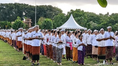 Suasana pelantikan 3.926 PPPK lingkup Pemkot Denpasar di Lapangan Puputan Badung (I Gusti Ngurah Made Agung), Denpasar, Bali, Minggu (1/6/2025). (Foto: Ni Made Lastri Karsiani Putri/detikBali)