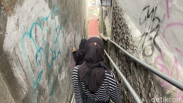 Suasana peserta gang-gangan di daerah Kintelan, Kecamatan Gajahmungkur, Kota Semarang, Minggu (1/6/5/2025).
