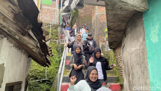 Suasana peserta gang-gangan di daerah Kintelan, Kecamatan Gajahmungkur, Kota Semarang, Minggu (1/6/5/2025).