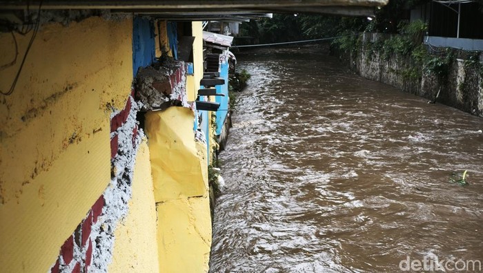 Sungai Cikapundung di Kampung Braga.
