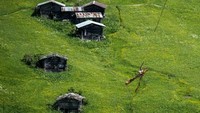 Pihak berwenang Swiss mengatakan pada 30 Mei 2025 bahwa mereka tidak lagi mempertimbangkan untuk mengevakuasi sebagian besar penduduk di sekitar gletser yang runtuh yang menghancurkan sebuah desa, tetapi mereka tetap waspada. (Foto: AFP/FABRICE COFFRINI) 