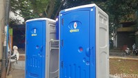 Warga Depok yang mendatangi car free day (CFD) di Margonda tidak perlu bingung jika kebelet ingin buang air. Pemerintah Kota Depok menyediakan toilet portable di 4 titik sepanjang jalan Margonda, pertama di depan Balai Kota Depok dekat Halte Trans Depok Balaikota. (Foto: DetikHealth/Averus Al Kautsar)