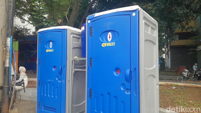 Toilet portable yang disediakan oleh pemkot Depok di CFD Margonda. Toilet portable yang disediakan oleh pemkot Depok di CFD Margonda.