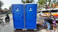 Toilet portable ketiga berada di depan Perumahan Pesona Khayangan. Fasilitas toilet disediakan untuk menunjang kenyamanan masyarakat yang datang ke CFD. (Foto: DetikHealth/Averus Al Kautsar)