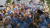 Tamu undangan memberikan uang pecahan Rp100 ribu dan Rp50 ribu kepada pengantin saat prosesi Saro-saro di Ternate, Maluku Utara, Minggu (1/6/2025). Foto: ANTARA FOTO/ANDRI SAPUTRA