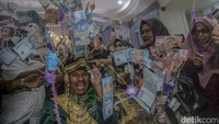 Suku Makian memiliki tradisi unik untuk menyambut pasangan pengantin yang baru menikah yaitu Saro-saro sebagai lambang harapan untuk kehidupan perkawinan bahagia dan harmonis. Foto: ANTARA FOTO/ANDRI SAPUTRA