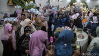 Dalam upacara pernikahan, saro-saro dihidangkan sebagai bentuk doa dan harapan untuk kesejahteraan dan kebahagiaan kedua mempelai. Foto: ANTARA FOTO/ANDRI SAPUTRA