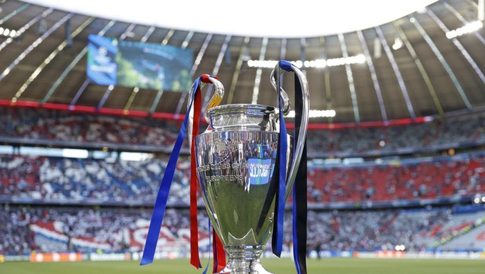 Soccer Football - Champions League - Final - Paris St Germain v Inter Milan - Allianz Arena, Munich, Germany - May 31, 2025 The Champions League trophy is displayed inside the stadium before the match REUTERS/Peter Cziborra