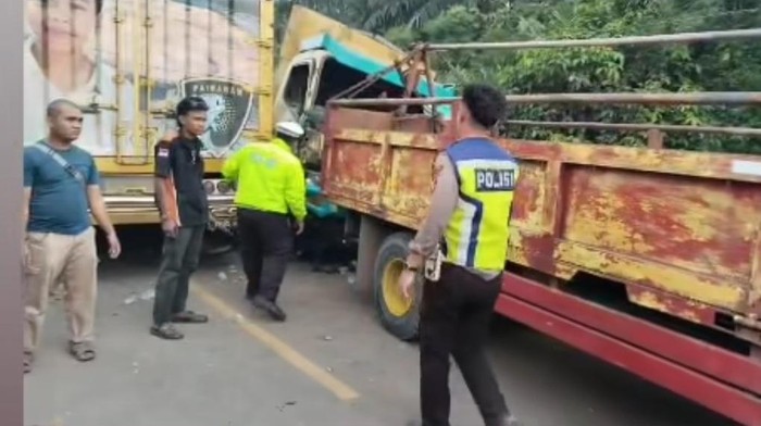 Truk adu kambing di jalantim Muba sebabkan kemacetan