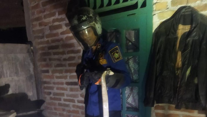 Proses evakuasi ular kobra di Temon, Kulon Progo, Sabtu (31/5/2025)