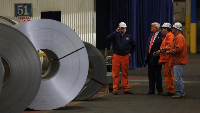 USA-TRUMP/ U.S. President Donald Trump looks on during a visit at U.S. Steel Corporation–Irvin Works in West Mifflin, Pennsylvania, U.S., May 30, 2025. REUTERS/Leah Millis