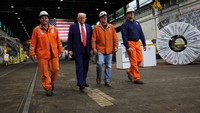 Di hadapan kerumunan karyawan US Steel yang bertepuk tangan, Trump mengatakan bahwa ia akan menaikkan tarif untuk melindungi pekerja baja Amerika. Foto: REUTERS/Leah Millis