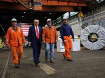 Patok Tarif Impor 50%, Trump Klaim Lindungi Buruh-Pabrik Baja AS