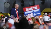 Trump menegaskan kebijakan tarifnya menyelamatkan industri baja AS, dengan mengklaim produsen baja AS akan lenyap jika ia tidak segera bertindak mengenakan tarif impor. Foto: REUTERS/Leah Millis