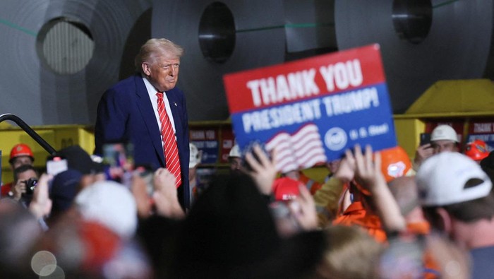 USA-TRUMP/ U.S. President Donald Trump looks on during a visit at U.S. Steel Corporation–Irvin Works in West Mifflin, Pennsylvania, U.S., May 30, 2025. REUTERS/Leah Millis