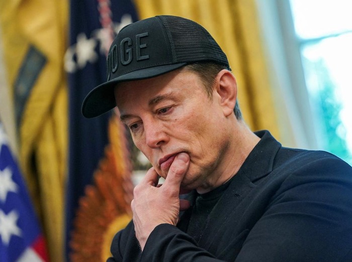 Elon Musk receives the key to the White House from U.S. President Donald Trump during a press conference in the Oval Office at the White House, in Washington, D.C., U.S., May 30, 2025. REUTERS/Nathan Howard