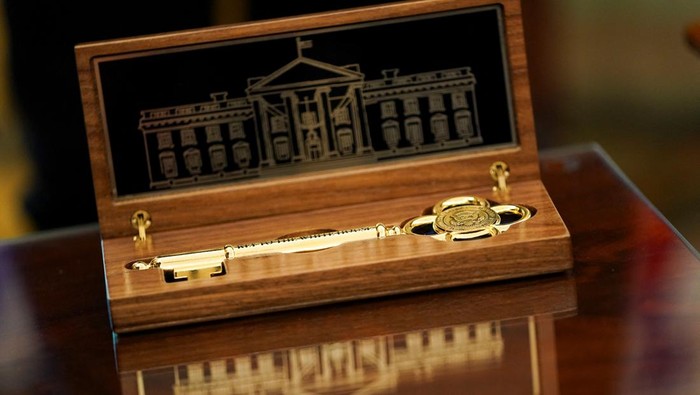 USA-TRUMP/ Elon Musk receives the key to the White House from U.S. President Donald Trump during a press conference in the Oval Office at the White House, in Washington, D.C., U.S., May 30, 2025. REUTERS/Nathan Howard