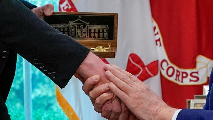 USA-TRUMP/ Elon Musk receives the key to the White House from U.S. President Donald Trump during a press conference in the Oval Office at the White House, in Washington, D.C., U.S., May 30, 2025. REUTERS/Nathan Howard